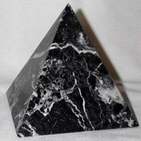 black-marble-pyramid-stone-figurine-1